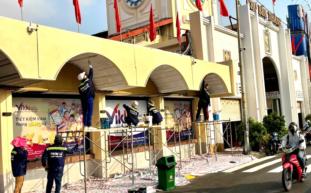 Khu vực chợ Bến Thành đang được chỉnh trang đón tết. Ảnh: HOÀNG HÙNG