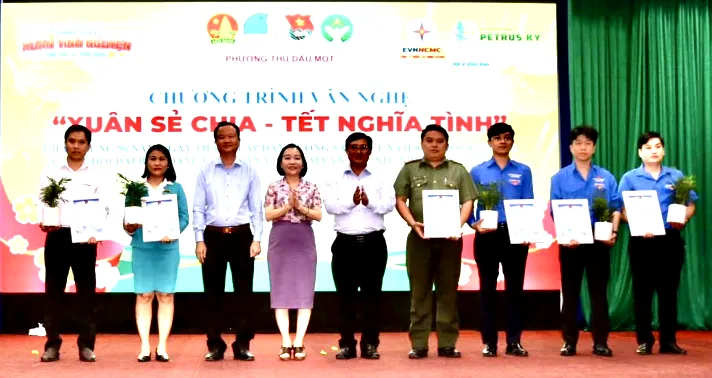 Phường Thủ Dầu Một chăm lo tết cho người khó khăn836.png