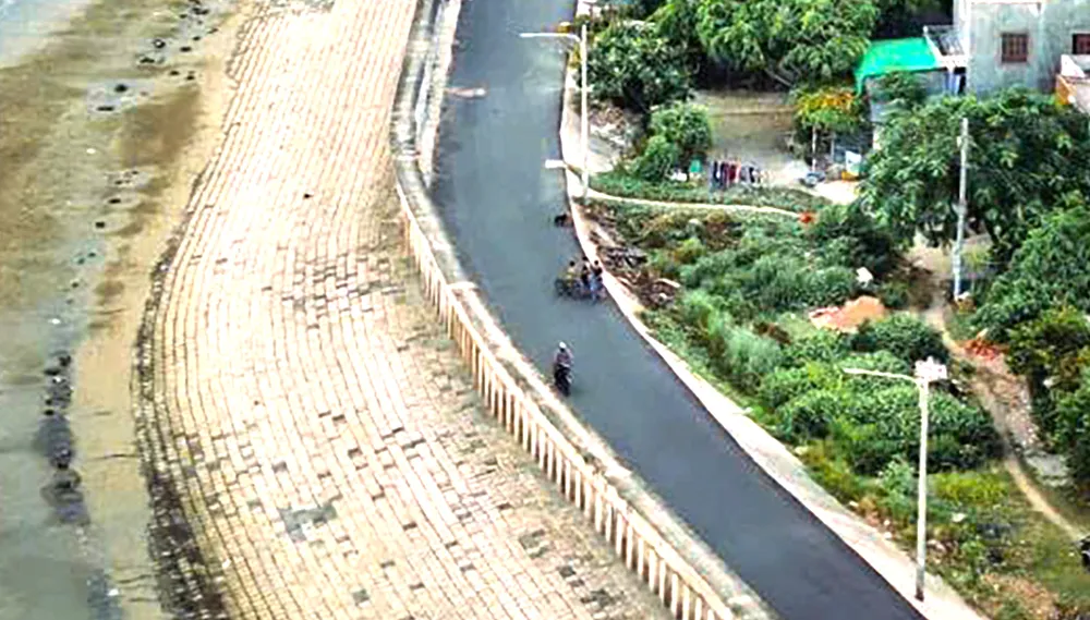 Tuyến đường bờ kè Phước Tỉnh, xã Long Hải nhìn từ trên cao.