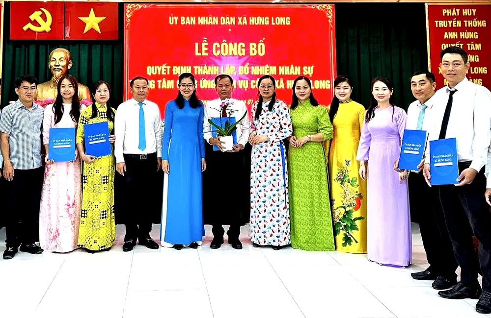 UBND xã Hưng Long tổ chức Lễ trao Quyết định thành lập và bổ nhiệm nhân sự Trung tâm cung ứng dịch vụ công thuộc UBND xã.