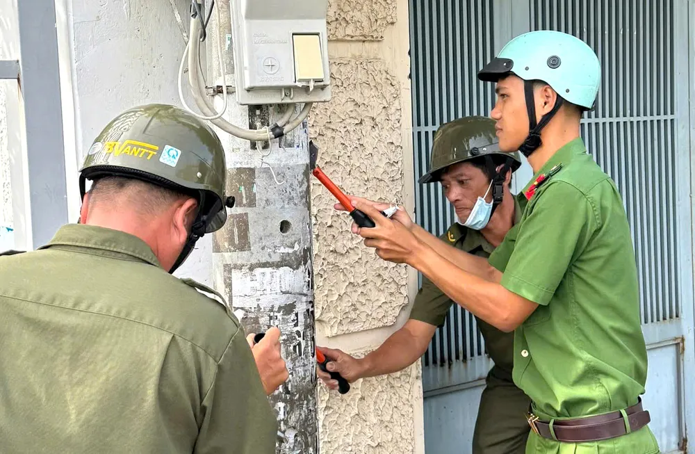 Công an xã Long Hải và bảo vệ dân phố bóc gỡ quảng cáo trái phép