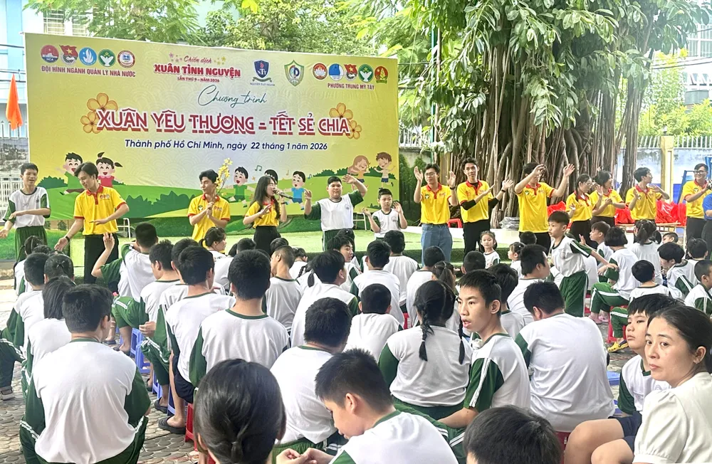 Mang xuân yêu thương đến với học sinh chuyên biệt