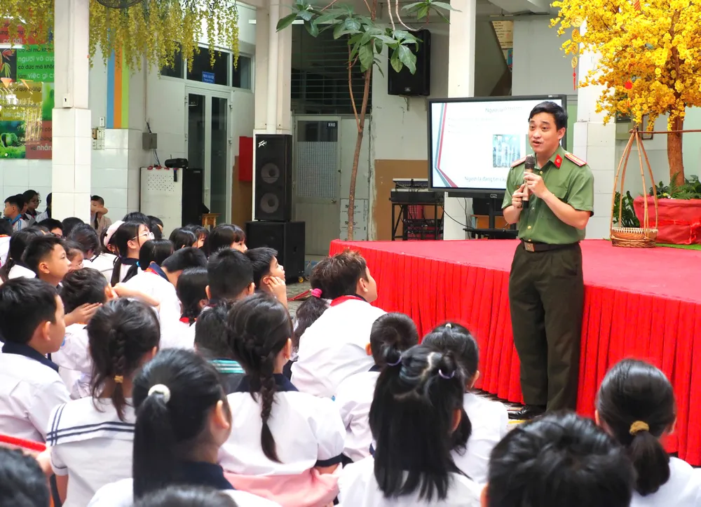 Thiếu tá Nguyễn Thiện Tâm tuyên truyền về phòng tránh ma túy cho học sinh