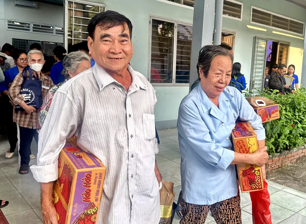 Niềm vui của bà con khi nhận quà tết