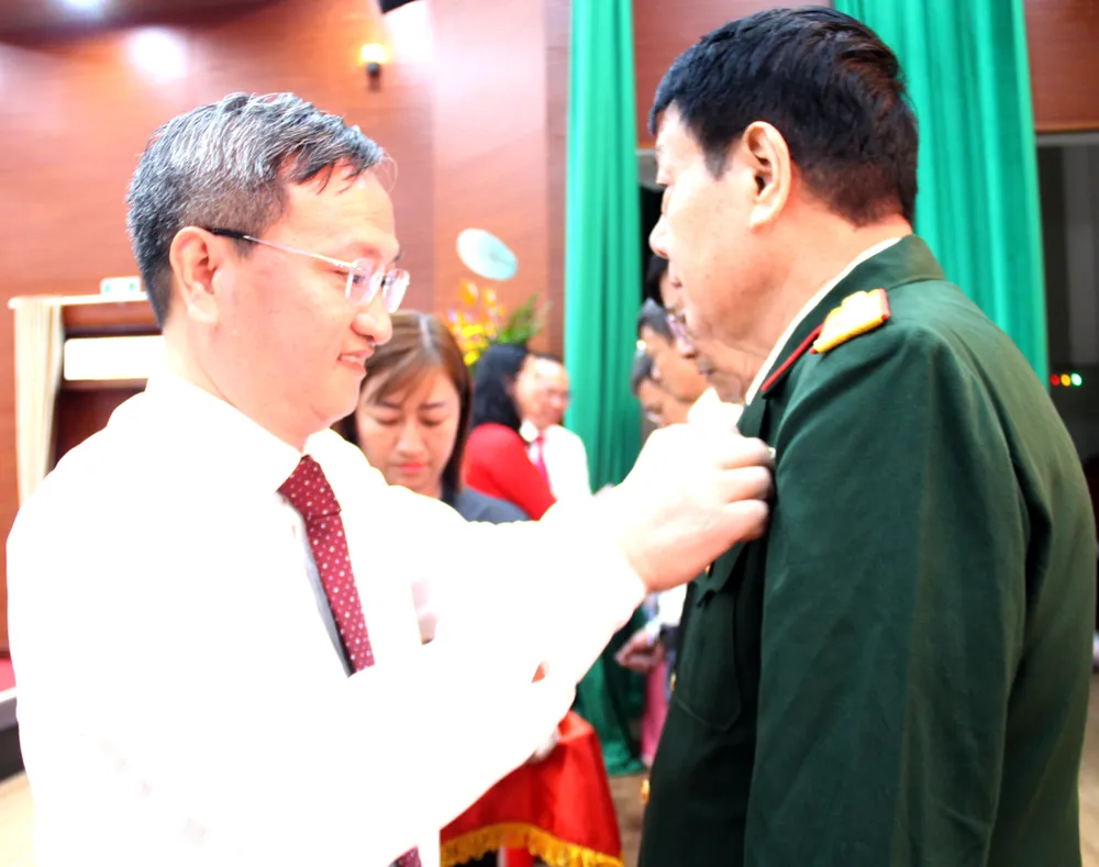 Phường Phú Lợi: Trao Huân chương Lao động, Huy hiệu Đảng cho các đảng viên