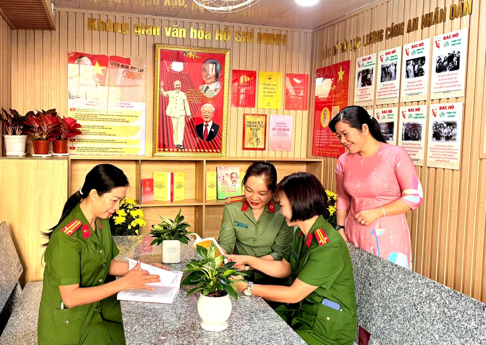 Nữ cán bộ Công an phường đọc sách tại Không gian văn hoá Hồ Chí Minh 