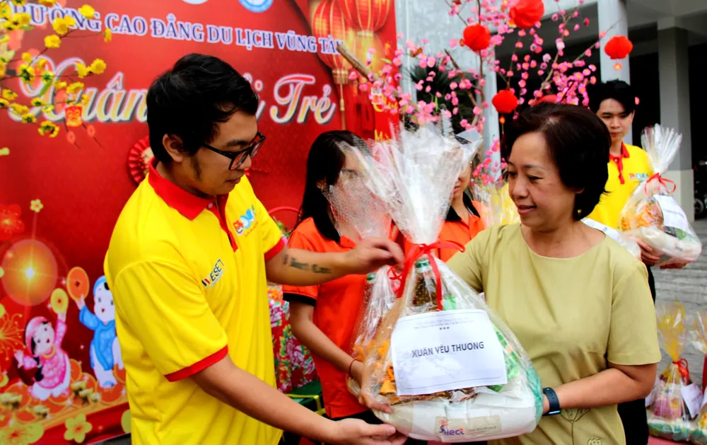 Cô Đinh Bích Diệp, Hiệu trưởng Trường Cao đẳng Du lịch Vũng Tàu trao quà Tết cho sinh viên có hoàn cảnh khó khăn.