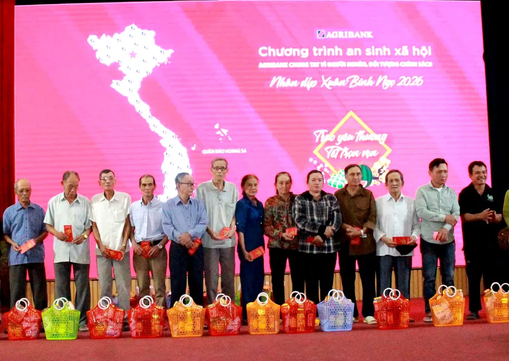 Agribank Châu Đức trao quà Tết cho hộ có hoàn cảnh khó khăn
