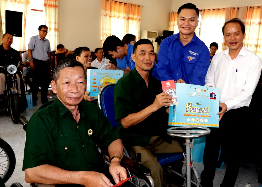 Tặng quà Tết cho thương binh và người có công