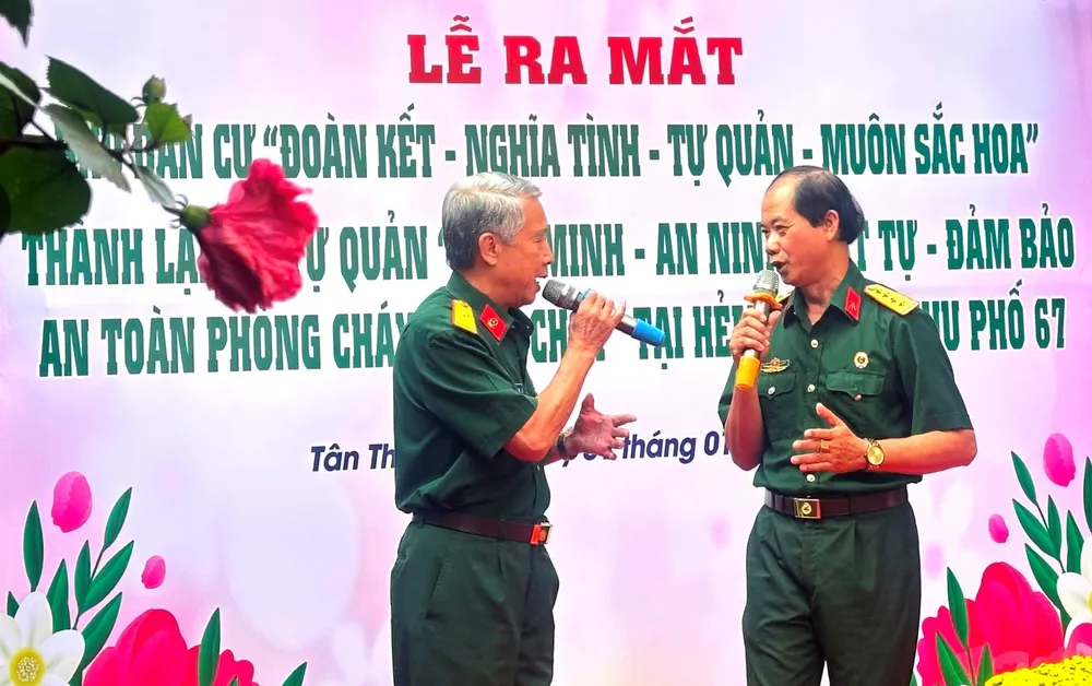 Các bác Cựu chiến binh tham gia biểu diễn văn nghệ chào mừng 