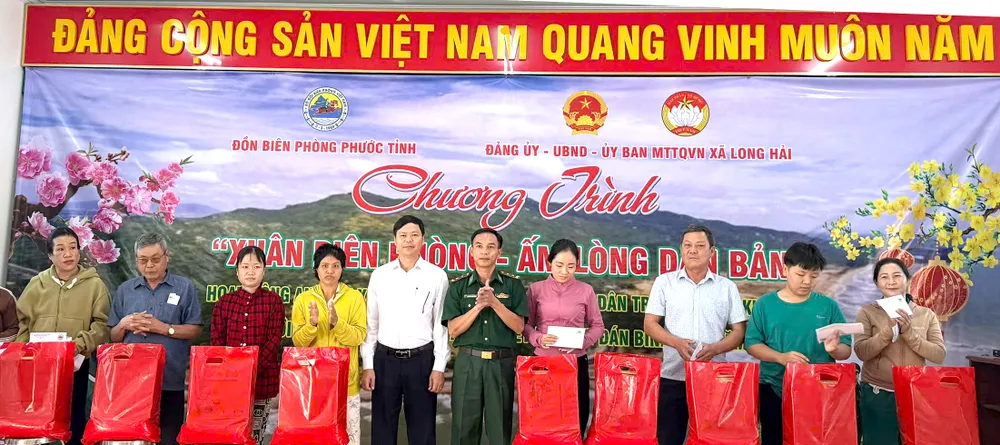 Trao quà cho các hộ khó khăn.