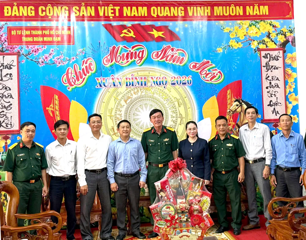 Lãnh đạo xã Long Hải thăm, chúc Tết Trung đoàn Minh Đạm.