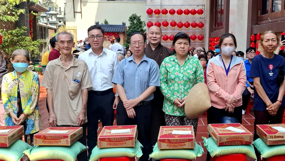 Đại diện lãnh đạo Ủy ban MTTQ Việt Nam phường Chợ Lớn và Thượng tọa Thích Giác Hiệp, Trụ trì chùa Bửu Sơn trao quà đến các hộ dân 