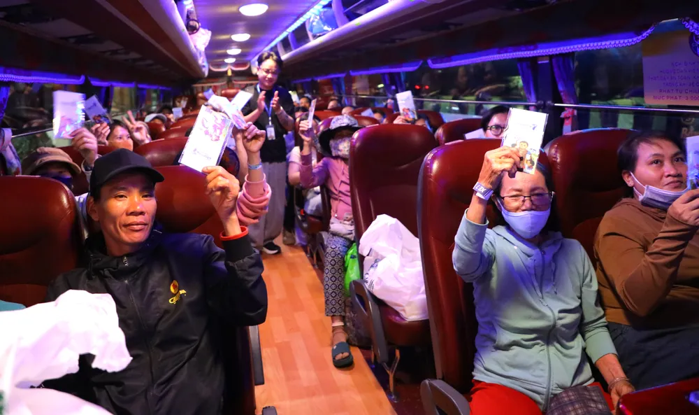 "Chuyến xe 0 đồng" đưa 300 người về quê đón tết