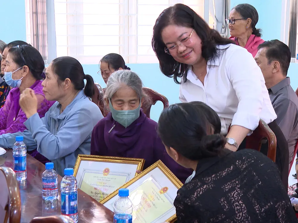 Phường Bến Cát mừng thọ 115 người cao tuổi dịp đầu xuân