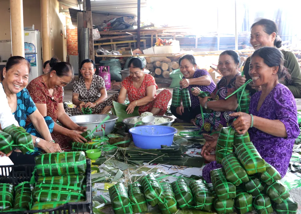 Ngày 26 Tết, làng gói bánh tét ở Đất Đỏ càng nhộn nhịp, đông vui. Ảnh: QUANG VŨ