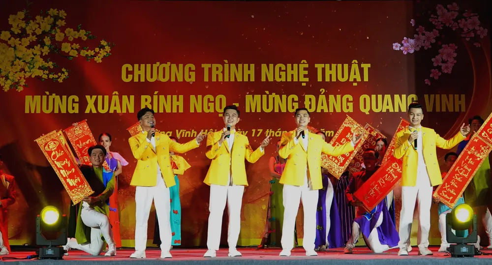 Nhóm Lạc Việt biểu diễn bài hát "Tết Nguyên Đán" mở màn chương trình nghệ thuật đặc biệt Mừng xuân Bính Ngọ - Mừng Đảng quang vinh chủ đề "Hương sắc mùa xuân" biểu diễn tại Quảng trường Khánh Hội trong tối Mùng 1 tết. Ảnh: THÚY BÌNH