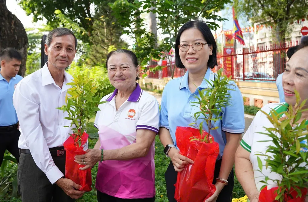 Tặng cây xanh cho người dân