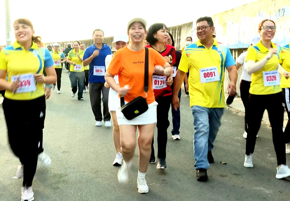 Giải việt dã "Bước chạy mùa xuân” của xã Long Hải thu hút sự tham gia đông đảo của người dân.