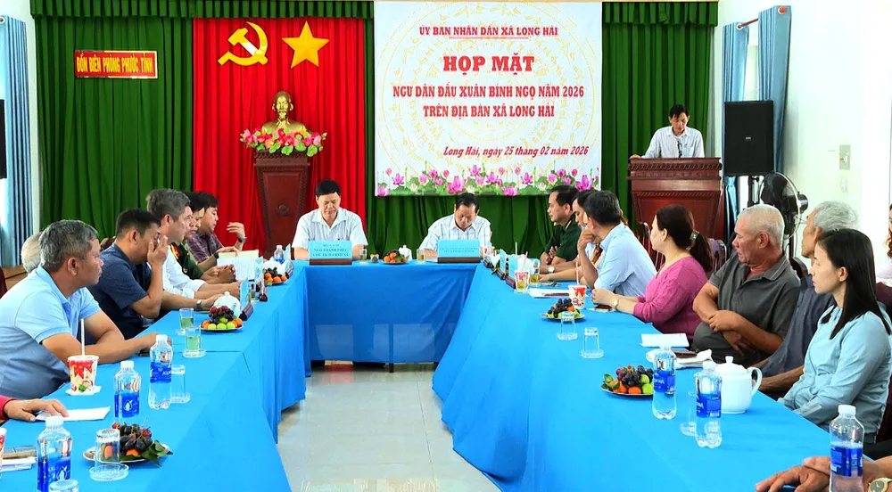 Ngư dân cùng chính quyền xã Long Hải trò chuyện tại buổi gặp mặt đầu xuân.