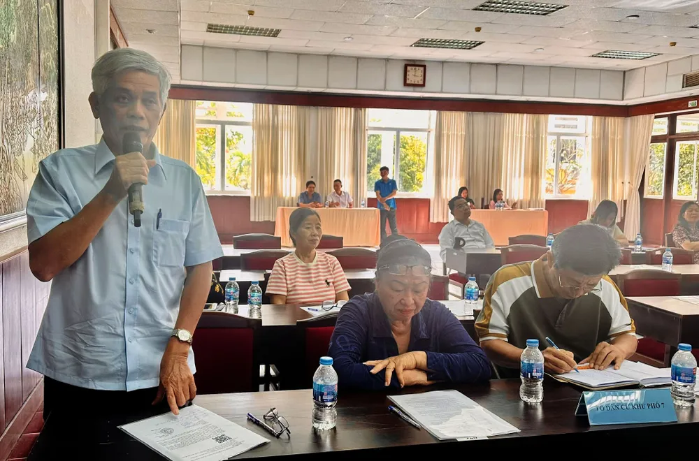 Người dân phát biểu, đóng góp ý kiến tại hội nghị. Ảnh: QUANG VŨ