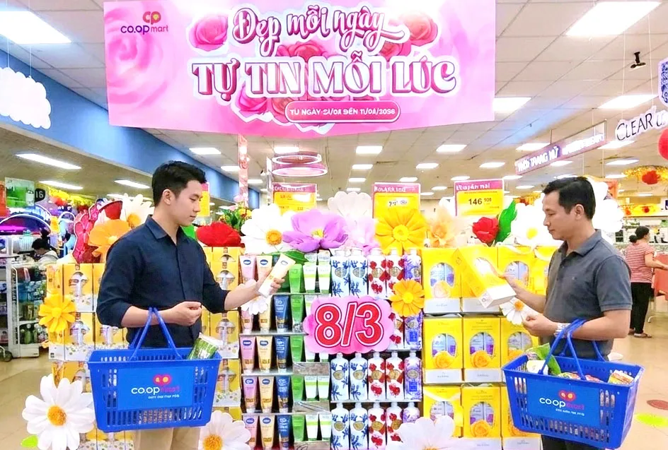 Các combo chăm sóc cá nhân được bố trí nổi bật, thuận tiện cho khách hàng chọn mua dịp 8-3