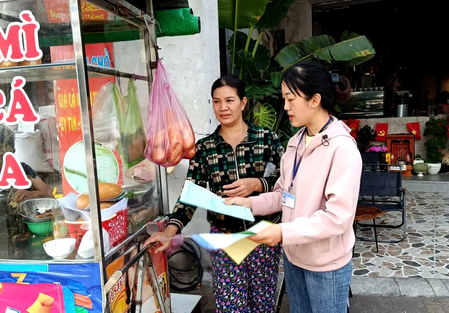Cán bộ y tế phường Vũng Tàu tuyên truyền công tác đảm bảo vệ sinh, an toàn thực phẩm đến từng hộ kinh doanh