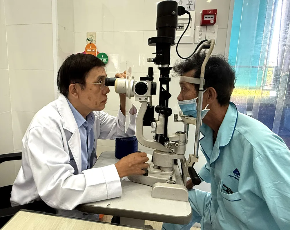Bác sĩ Bệnh viện Mắt thăm khám cho người bệnh