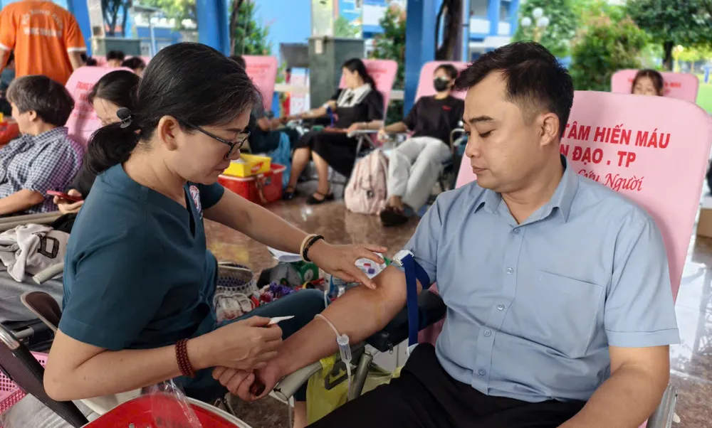 Anh Trịnh Ngọc Hoàng, công tác tại Trung tâm Hợp tác Doanh nghiệp và Khởi nghiệp (Đại học Thủ Dầu Một) tham gia hiến máu lần thứ 10