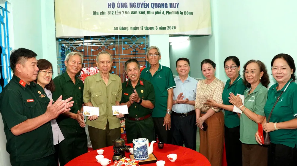 Đại diện Chi hội Cựu chiến binh khu phố 4 và các đoàn thể phường An Đông tặng quà cho ông Huy trong ngày khánh thành công trình