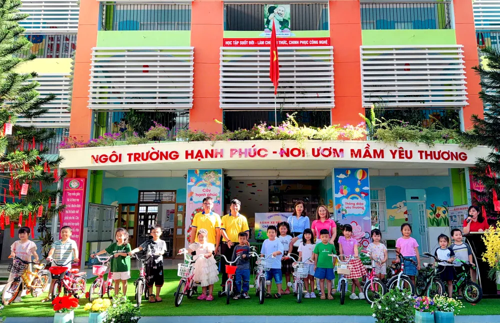 CLB "Vì nụ cười trẻ thơ 72" trao xe đạp và hỗ trợ tiền ăn cho học sinh Trường Mầm non Sao Mai (phường Vũng Tàu)