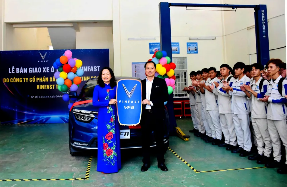 Lễ tiếp nhận xe ô tô điện VinFast VF8 do Công ty cổ phần sản xuất và kinh doanh VinFast tài trợ.