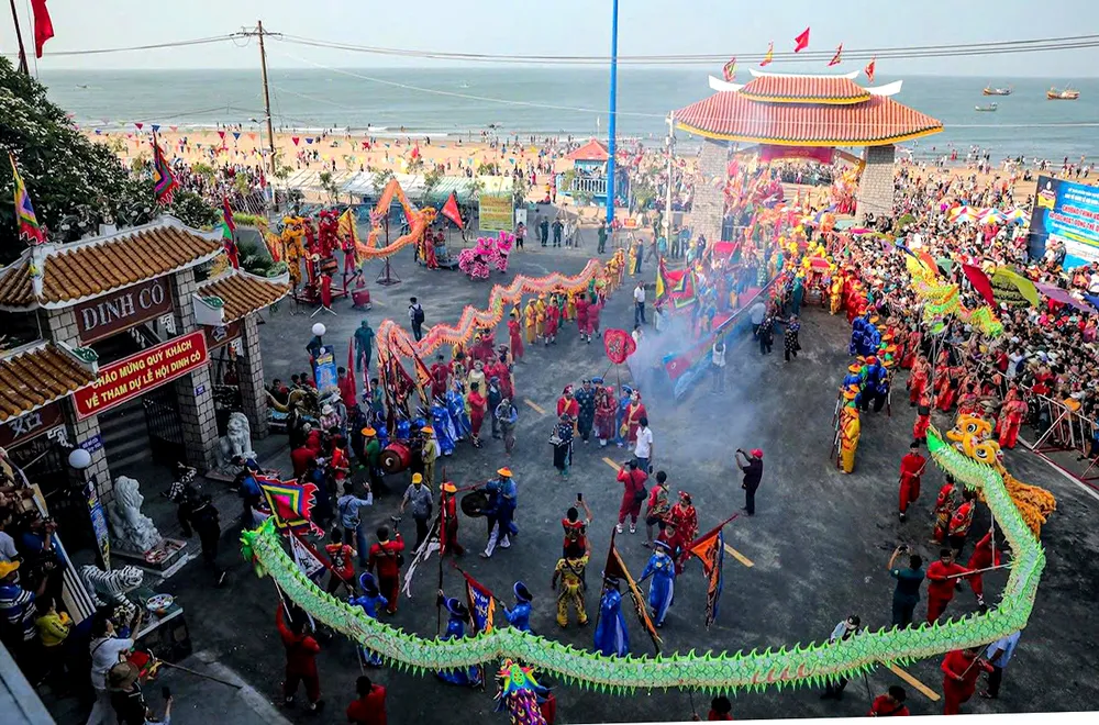 Lễ hội Dinh Cô hàng năm luôn thu hút hàng ngàn người tham gia