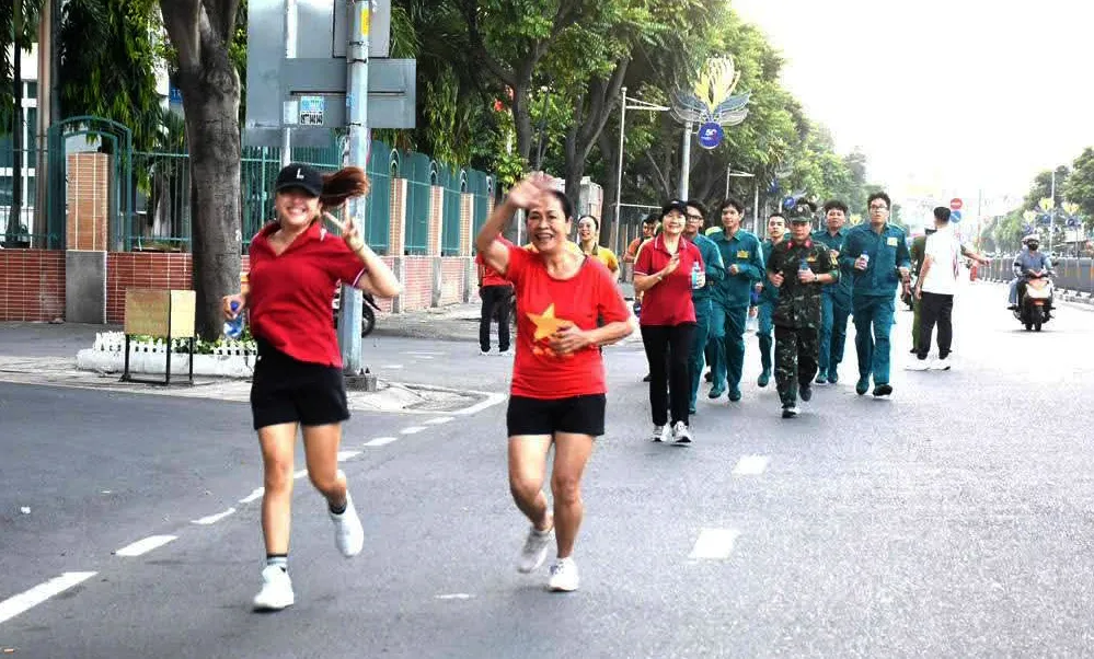 Hơn 1.000 người tham dự Ngày chạy Olympic tại phường Hòa Hưng 
