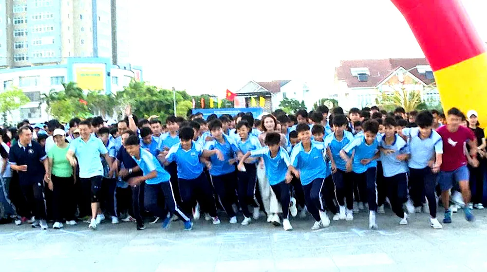 Hàng trăm VĐV tham gia hưởng ứng Ngày chạy Olympic