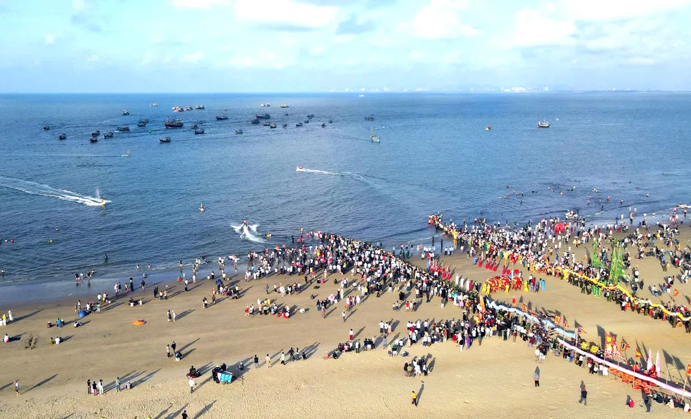 Đông đảo người dân và du khách tham dự