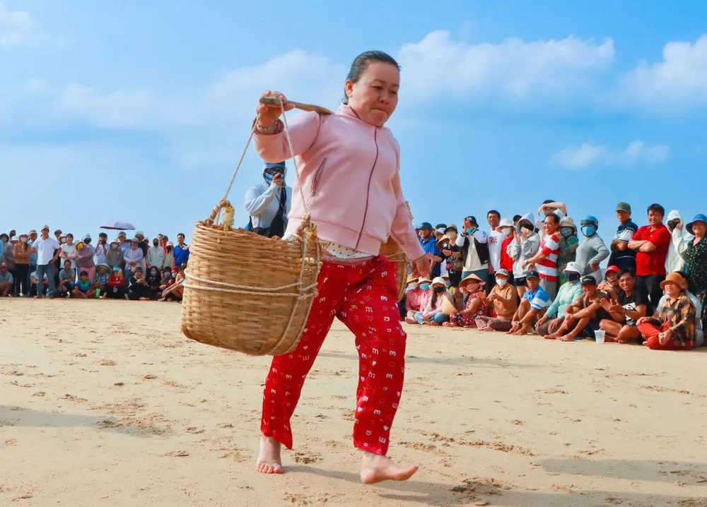 Sôi nổi các trò chơi dân gian tại Lễ hội Nghinh Ông Nam Hải