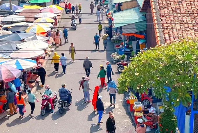 Đông đảo khách thập phương về dự Vía Ông ở Nhà Lớn - Long Sơn