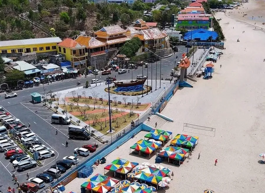 Bãi biển Long Hải, một trong những khu vực thu hút khách du lịch ở phía Đông TPHCM, góp phần tăng trưởng kinh tế của địa phương