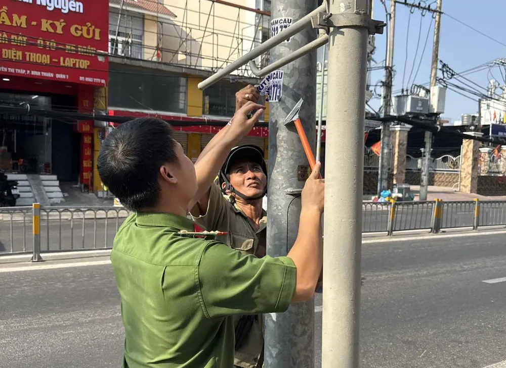 Phường Tân Mỹ ra quân bóc xóa “quảng cáo bẩn”