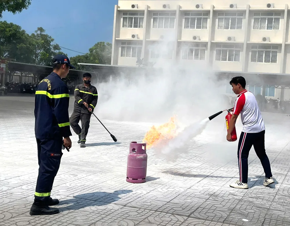 Các em học sinh được trải nghiệm chữa cháy bằng bình khí
