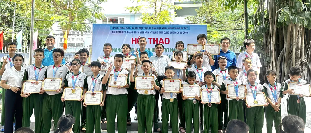 Các bạn học sinh nhận giải thưởng sau các vòng thi tại hội thao 