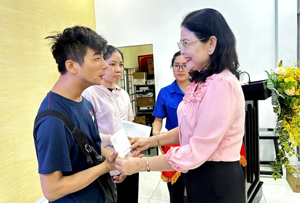 Đồng chí Nguyễn Thị Ngọc Duyên, Bí thư Đảng ủy, Chủ tịch HĐND phường trao quà cho người khuyết tật. 