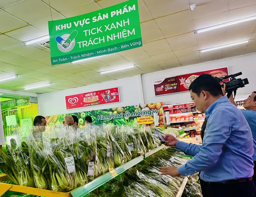 Gắn “Tick xanh trách nhiệm” để kiểm soát chất lượng suất ăn học đường