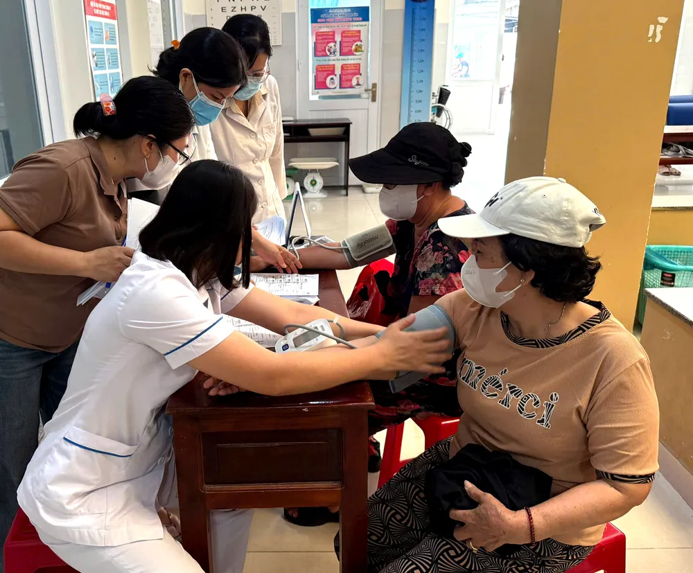 Người dân đến khám bệnh.