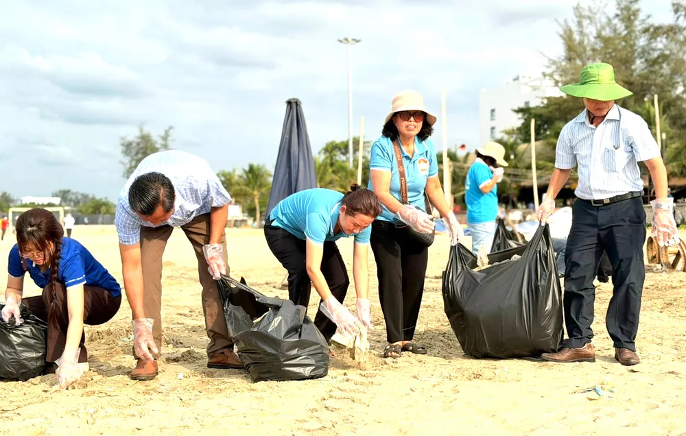 Xã Hồ Tràm ra quân làm sạch môi trường biển