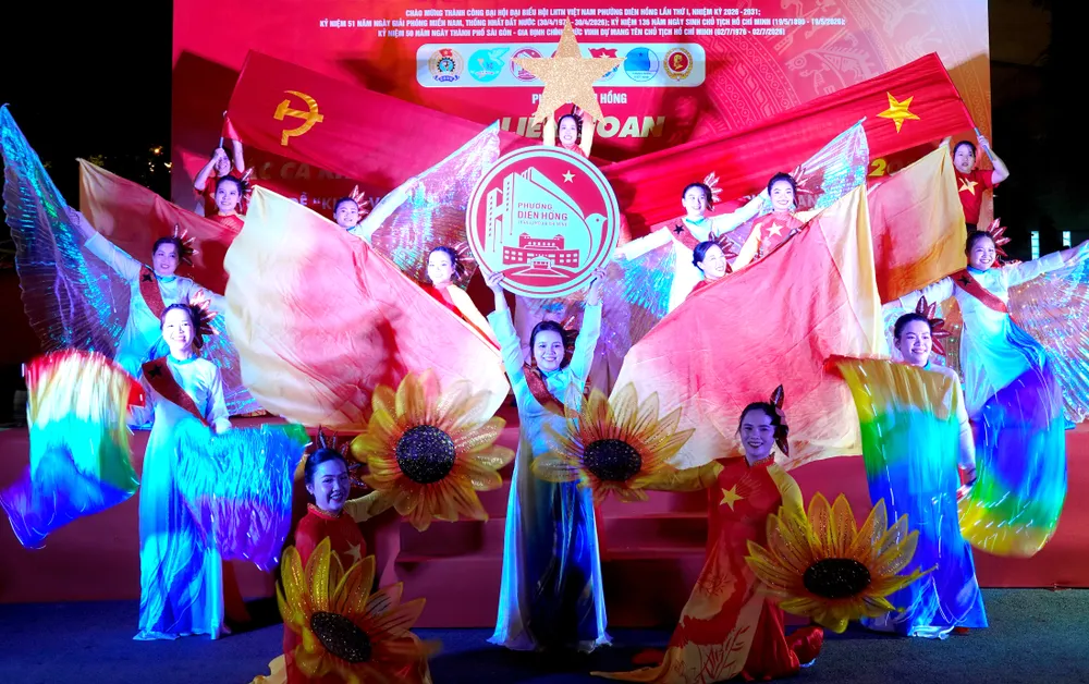 Tiết mục ca múa "Tuổi trẻ Diên Hồng khát vọng vươn lên phát triển cùng Thành phố mang tên Bác" của trường Mầm Non Ánh Dương. Ảnh: THÚY BÌNH