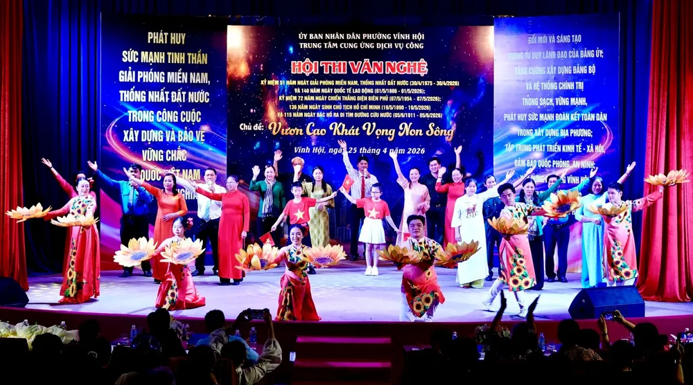 Chương trình ca múa "Non sông ngày thống nhất" của liên quân Mặt trận Tổ quốc phường Vĩnh Hội biểu diễn trong Hội thi văn nghệ "Vươn cao khát vọng non sông". Ảnh: THÚY BÌNH