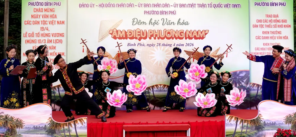 Tiết mục thi diễn trang phục dân tộc Tày của trường Tiểu học Phú Định. Ảnh: THÚY BÌNH