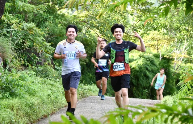 Các vận động viên tham gia chạy việt dã trên đỉnh Núi Lớn
